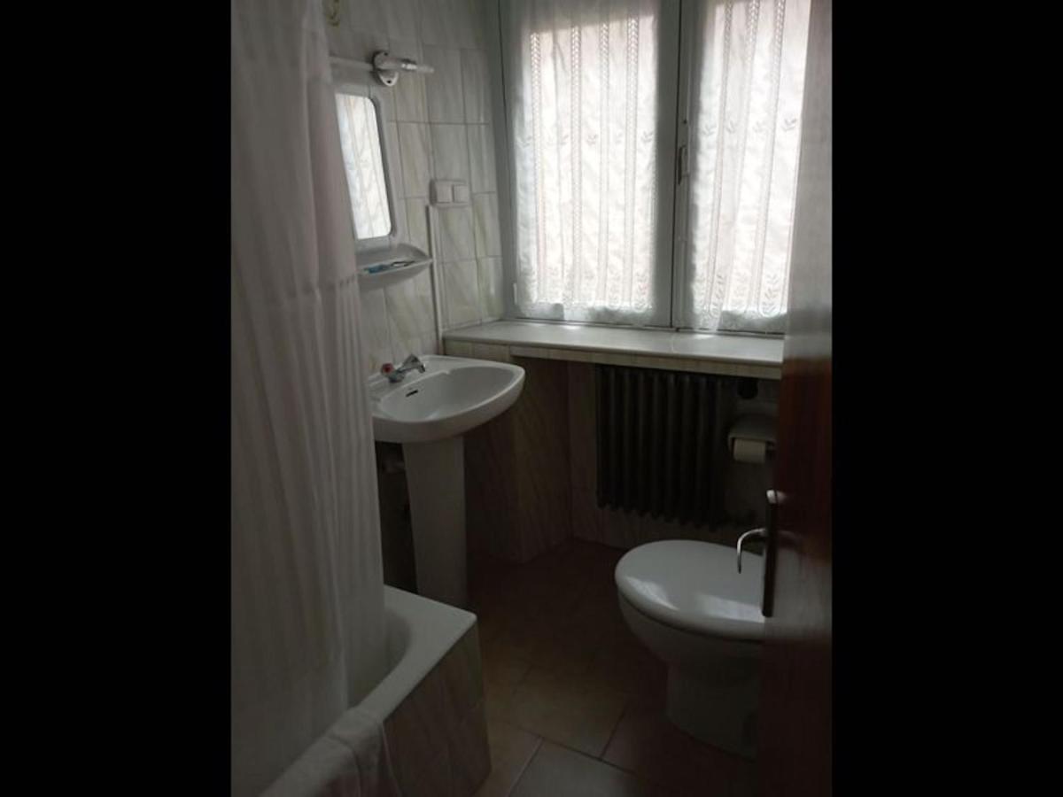 Room In Lodge - Double And Single Room - Pension Oria 1 Луарка Екстериор снимка